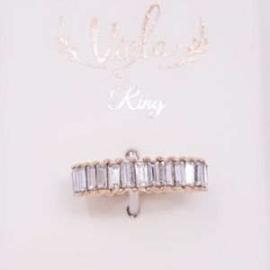 NWOT Gold tone and clear rhinestone Ring Size 7.